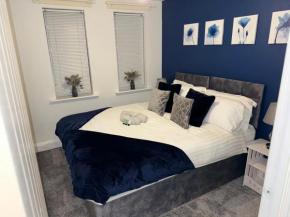 Modern 2 Bed Apartment - Blue Madison